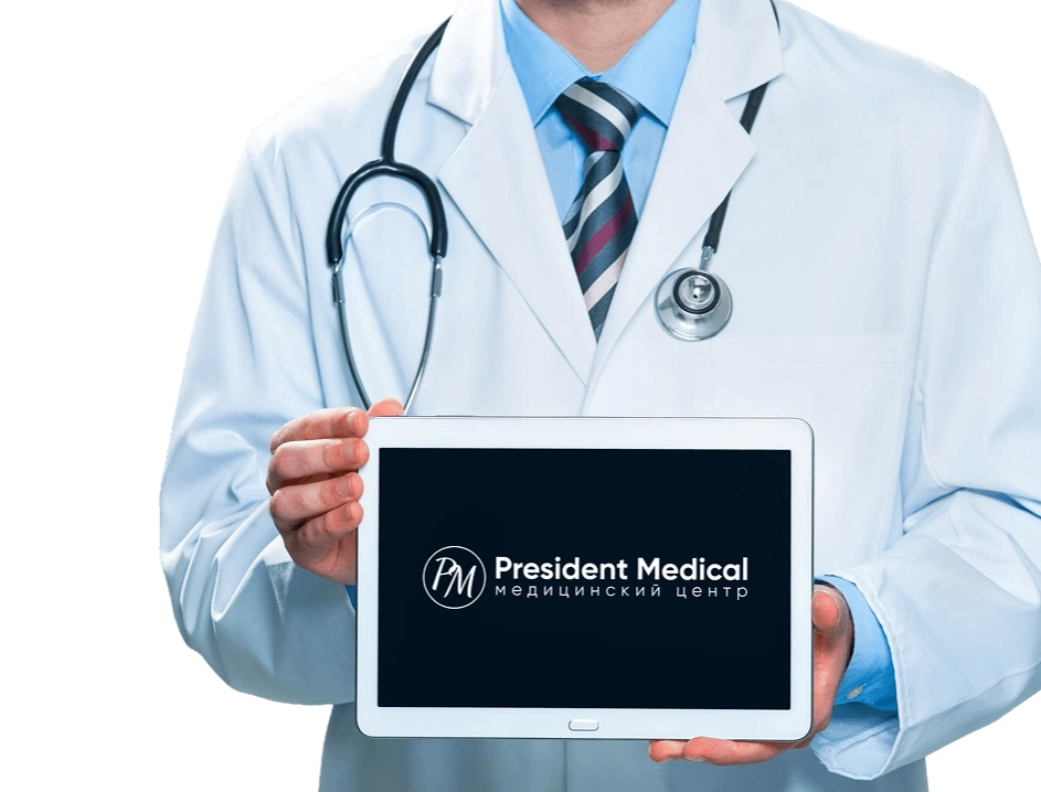 врач с планшетом в руках